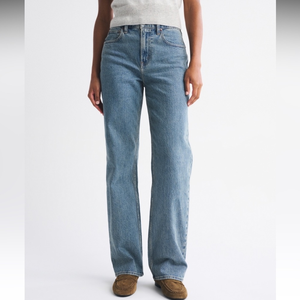 Abercrombie & Fitch Curve Love High Rise 90s Relaxed Jeans . 26 short . Medium